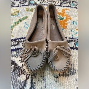 Minnetonka women’s kilty hard sole moccasins size 7